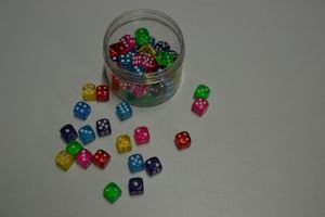 Různobarevné hrací kostky - 50 ks - velikost 14 mm