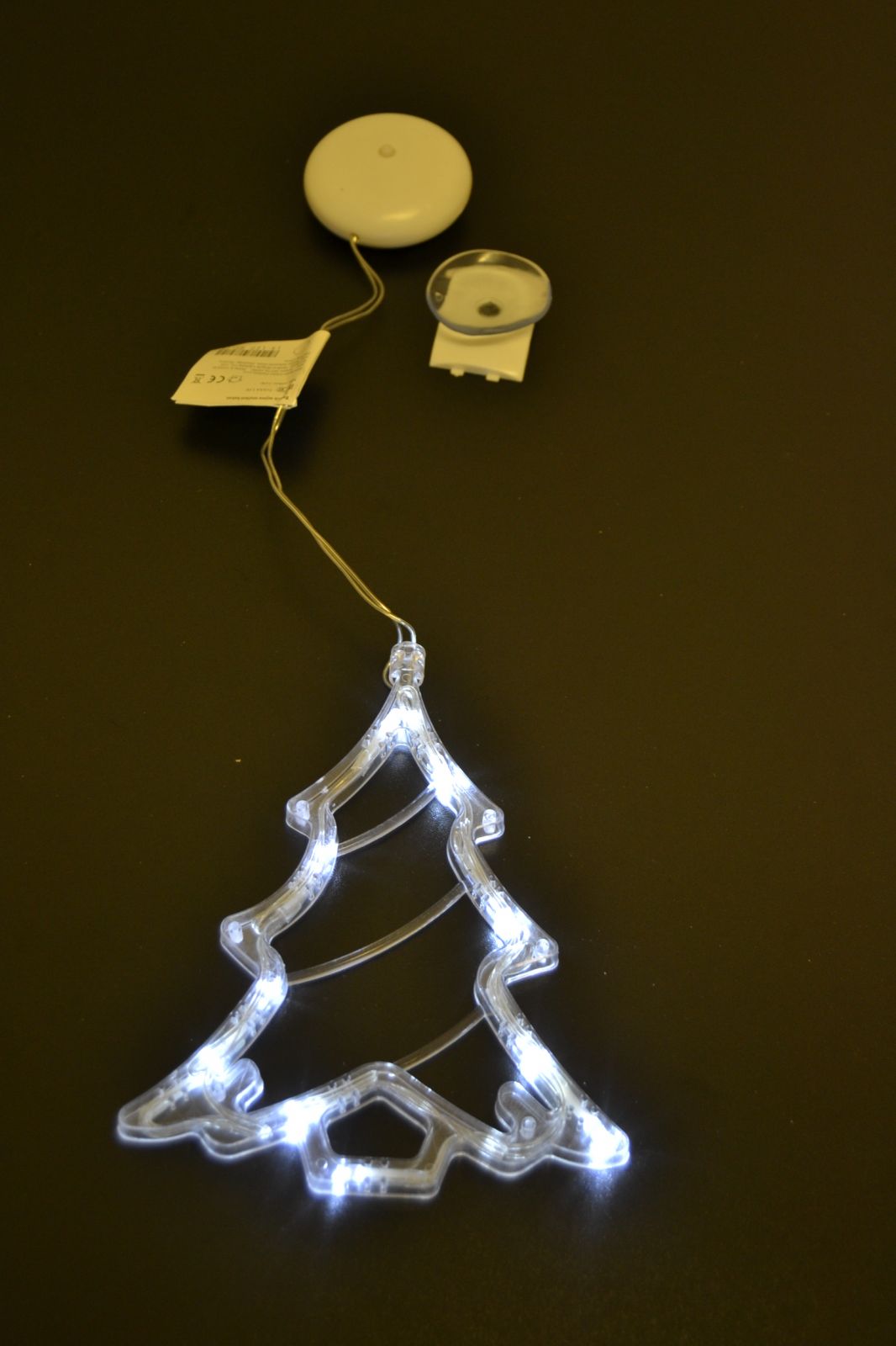 Závěsné bateriové vánoční osvětlení do okna stromek bílý