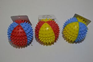 Hračka pro psy -  gumový pískací míček z pevné gumy A98730 | červeno modrá, žluto modrá, žluto červená