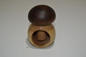 Dřevěný louskáček na ořechy - hříbek PRC