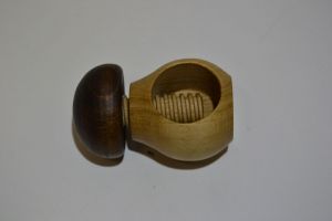 Dřevěný louskáček na ořechy - hříbek