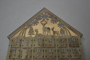 Svítící dřevěný zdobený adventní kalendář, vánoce