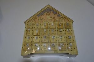 Svítící dřevěný zdobený adventní kalendář, vánoce