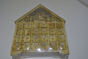  Svítící dřevěný zdobený adventní kalendář, vánoce