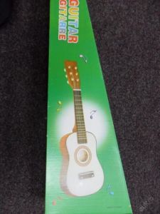 Dřevěná dětská kytara