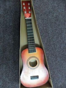 Dřevěná dětská kytara PRC